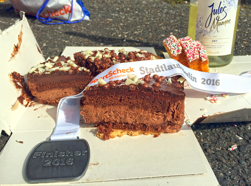 Sportscheck Stadtlauf 2016  cake and medal