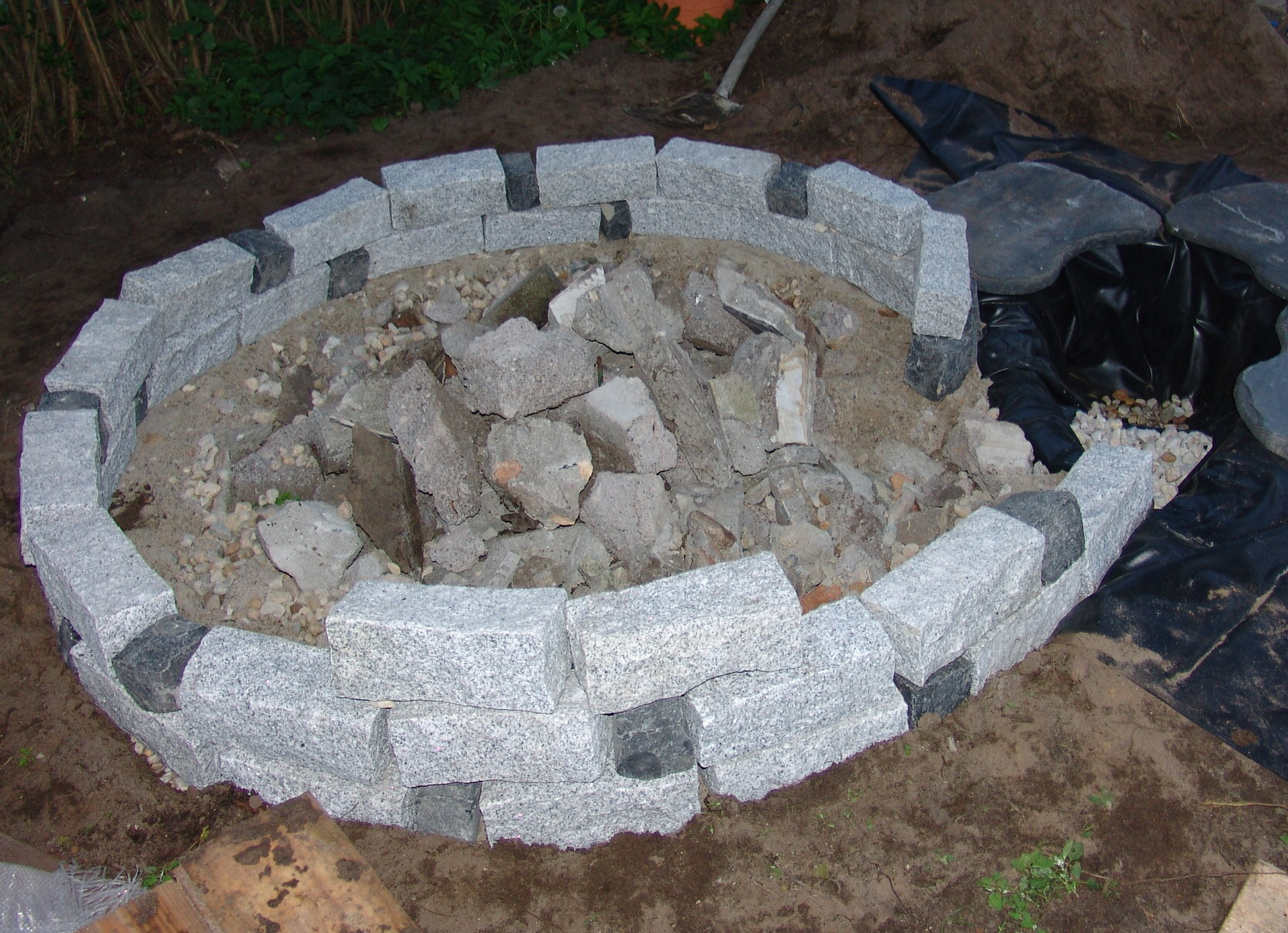 Aufbau einer Kräuterschnecke: Aufbau der Steine